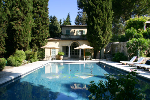 jakeindy:Chateau MontfortCanne, FranceStribling