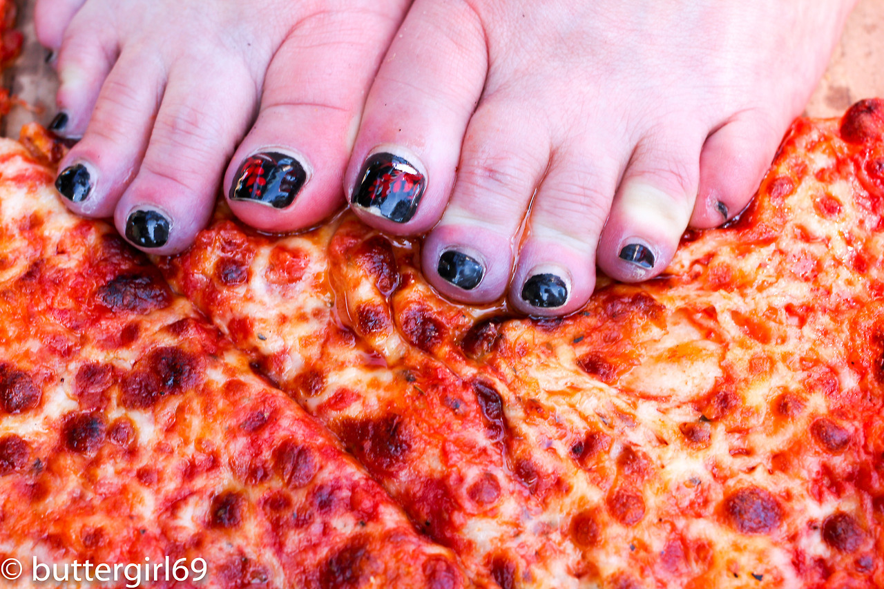 buttergirl69:  pizza feet..@buttergirl69