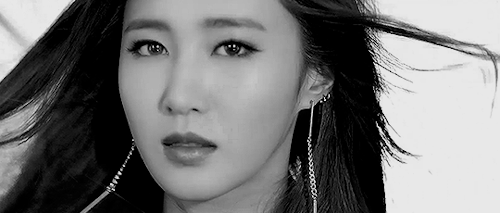 yoonsicyul:  closeups in b&w [yuri ver] 