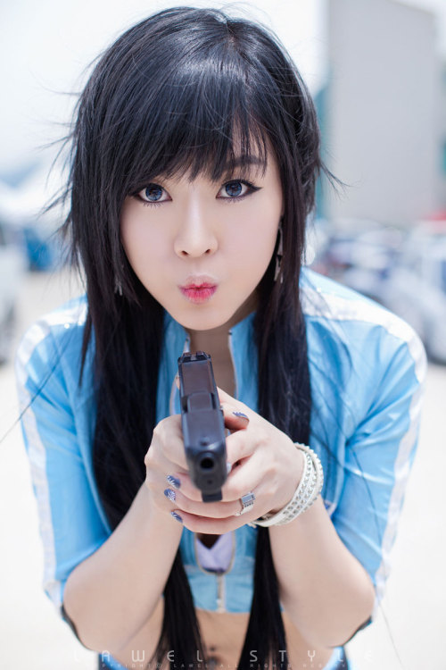 eastasiangirls:  Don’t move or I’ll shoot. Korean racing model Hwang Mi-hee. Taken by Lawelstyle in 