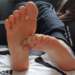 luna-soles-goddess:  👇👣 #feet #feetstagram #wrinkledsoles #selfie #sexysoles #soles #instafeet #socken #toes #wornsocks #softsoles  #füße #füsse #femdom #footqueen #nylons #footfetishnation #footfetishcommunity #adidas #footfetishworld #socks