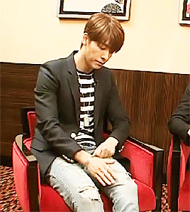 haekey: kid Hae trying to close his ripped jeans