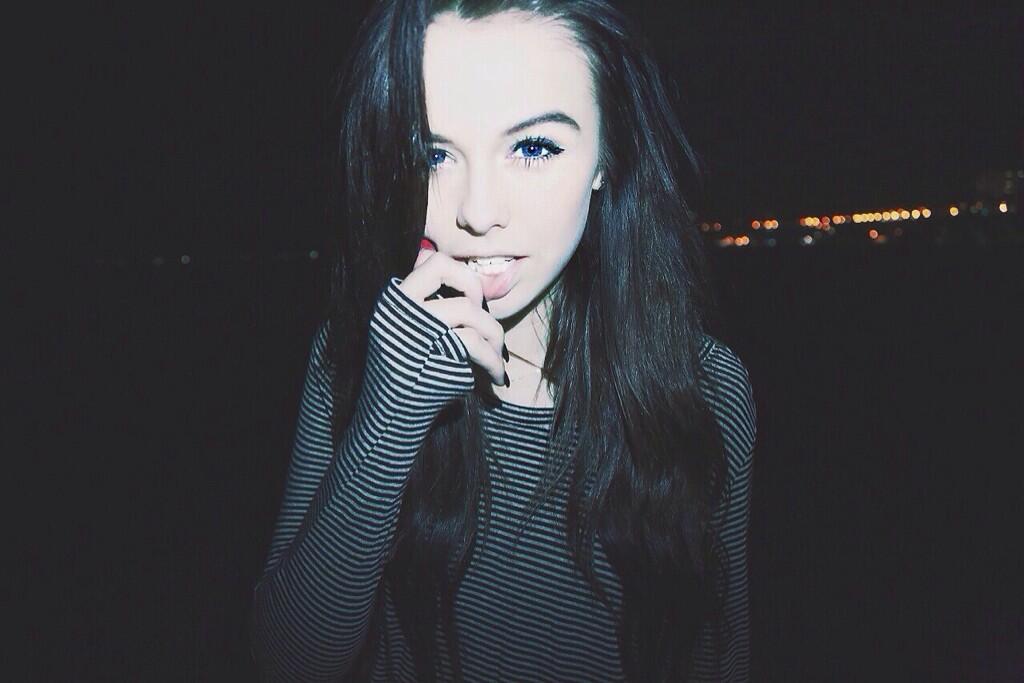 acaciasqueal:  Taste the secrets on my lips 💀 