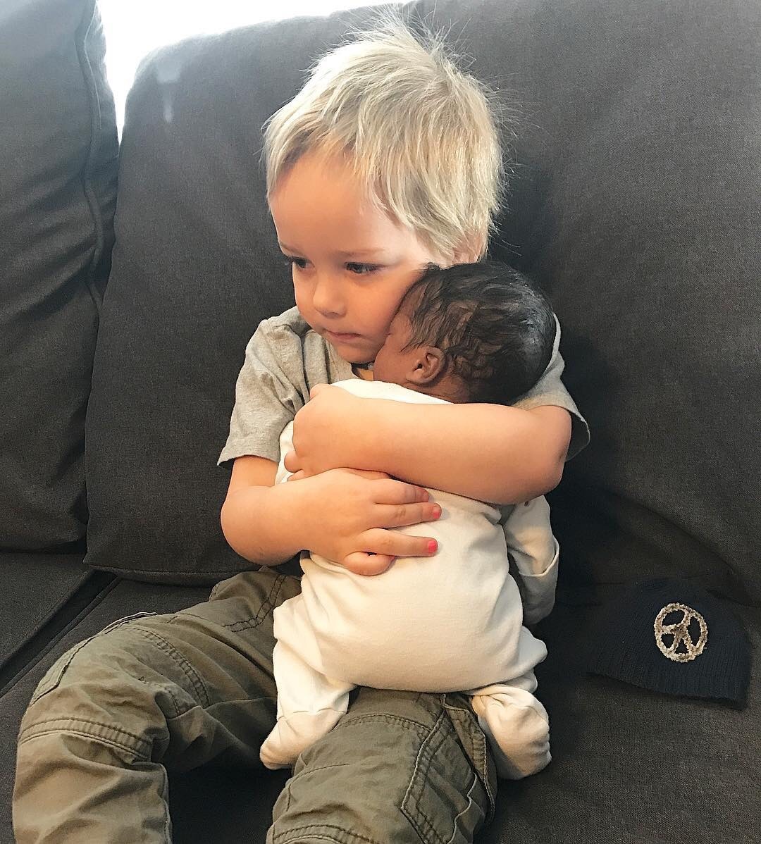 screengeniuz: chleopatrapaige:   sincerelysterek:  Awwwwwwwwwwwwwww  Racism IS TAUGHT.