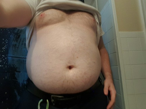 guzzling-piggy:  Would love for my gut to be bigger and rounder. Wouldn’t you? Talk to me people.