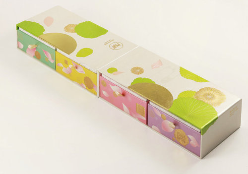 Elegant and classy mooncake packaging design by Pheonix Communications, HK