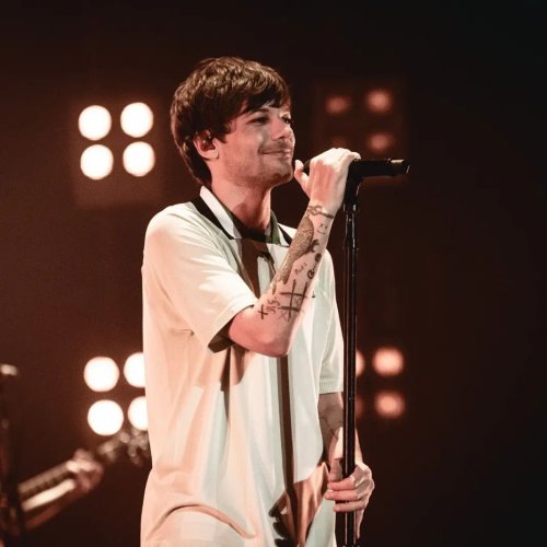 louistomlinsoncouk: Louis on stage in Montevideo, Uruguay - 24/5