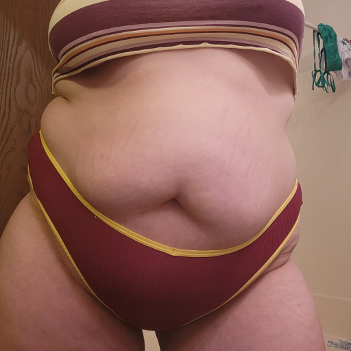thiccsunflowerr:Goodness.. I look so huge &amp; so soft 😍Look at those stretch marks 😍😍😍