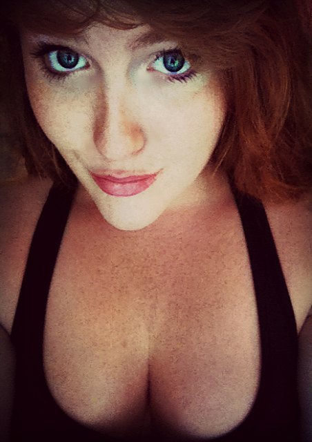 sweeeetlikecinnnamon:  Ode to freckles.  How pretty