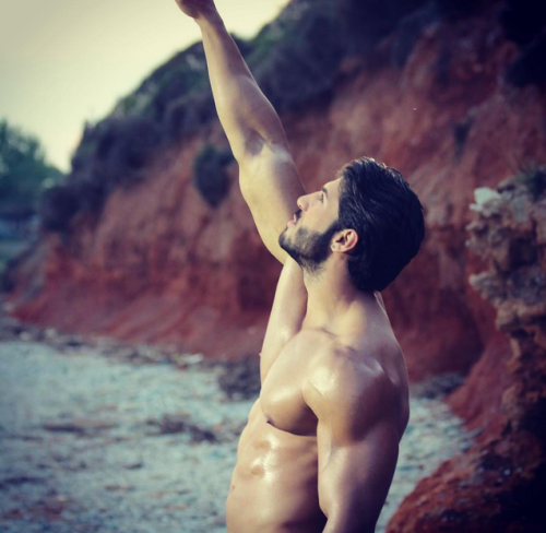 myunimood:  FiKi like the hunkiest singer ever 