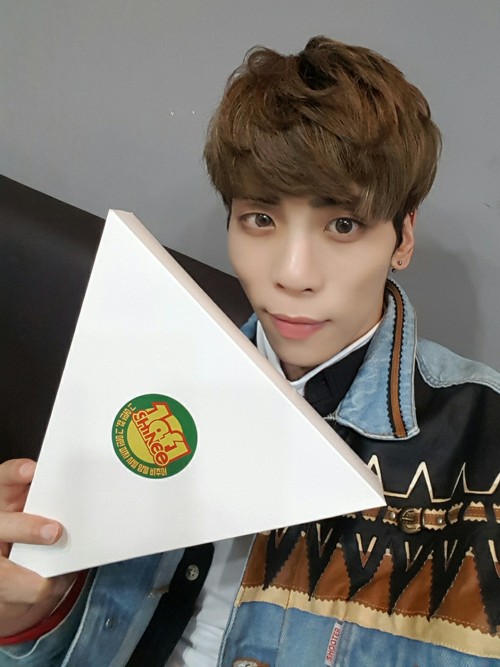 fyjjong:(161016) @vyrl: #20161015 MBC 쇼! #음악중심 에서 하나 중에 그중에 제일 첫 번째 #샤이니월드 여러분을 위한 #샤이니 ’#종현'의 선물~!!