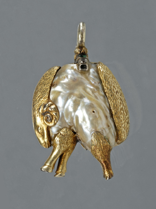 Order of the Golden Fleece badge, 1628. Pearl, silver, diamond, emerald. 3 x 2cm. Austria. Via Museu
