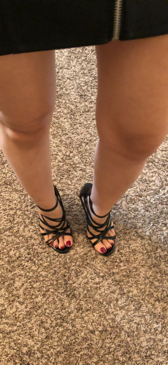 luvsexyfeet: lisa-i-am: Another for my dedicated foot worshippers out there.  size 5.5