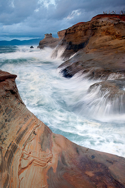 tulipnight:  Cape Kiwanda by Matt Hofman on Flickr. 