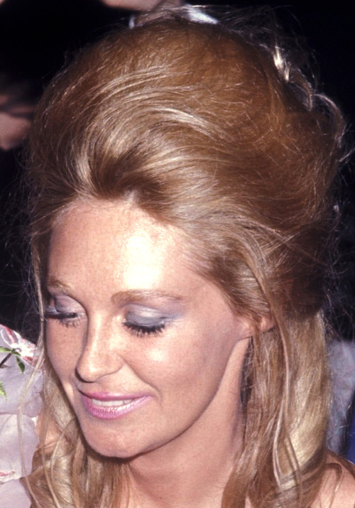  May 27, 1971 - Joan attends the Kennedy Center Arts Preview Gala at the Kennedy Center in Washingto