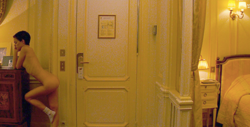 cosmokramers-deactivated2018091: Natalie Portman in Hotel Chevalier (2007) dir. Wes Anderson