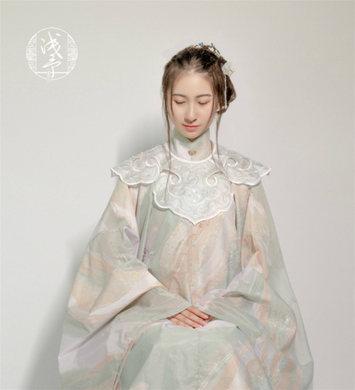 hanfugallery:Traditional Chinese hanfu by 浅予 原创国风工作室 | 云肩 yunjianThe Yun Jian/云肩, or Cloud Collar, i