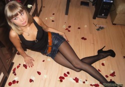 I love shiny pantyhose