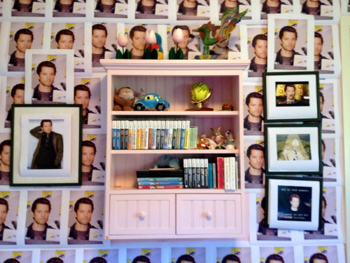 sherlocked-and-fandoomed: bohemiannerdsody: MY SISTER’S ROOM The product of three hours, two p