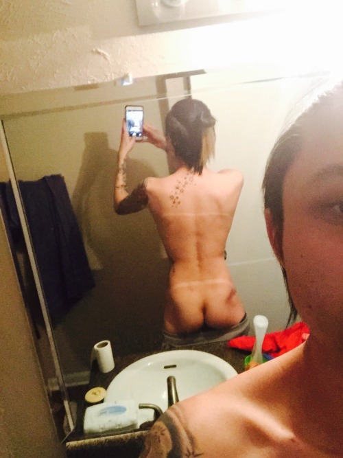 austinmusick:  Taking nudes before a shower. 💦👅  Lick