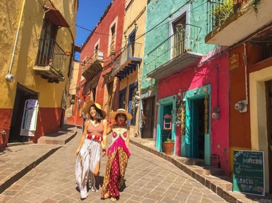 vivalatinamerica:  Girlfriends wander the streets of Guanajuato, Mexico. | Annie Griffiths