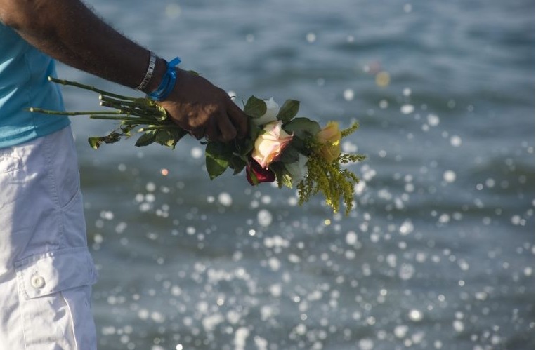 Fé,Amor e Caridade — matas-de-oxossi: Joga flores no mar, joga flores