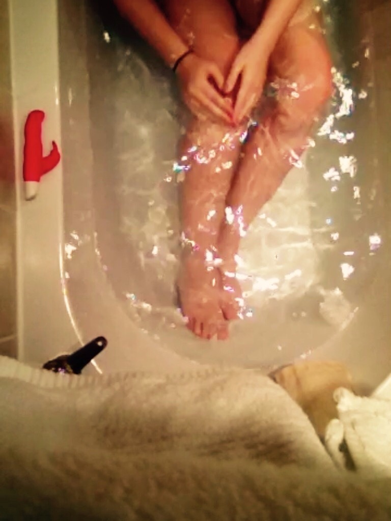 cuteylittlepie:  bath time escapades 🙊