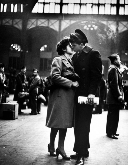 lamour-amore:  Alfred Eisenstaedt - Farewell to departing troops at New York’s Penn Station, April 1943. 