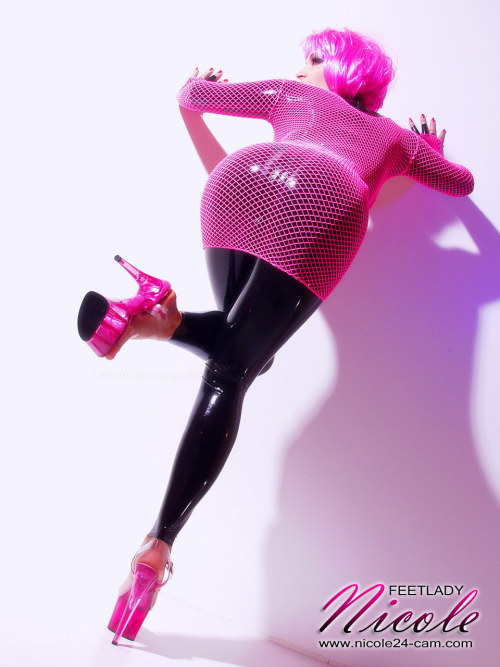 You can get some more free sexy pictures here on my Feet & Rubber Fetish Gallery i made for you&
