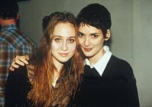nickcave666:fionaapplerocks:Fiona Apple and Winona Ryder at KROQ Almost Acoustic Christmas,Universal