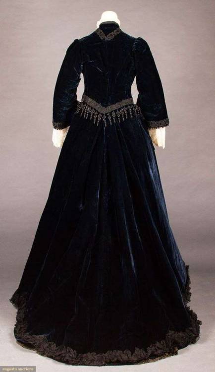 historicaldress:VELVET & LACE DINNER GOWN, LATE 1890s2-piece midnight blue velvet, wide bell sle