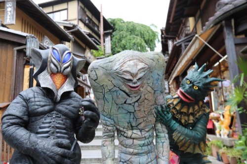 blueribbondigest:  archiemcphee:  Our new favorite TV show is a Japanese program in which Kaiju and space aliens from Ultraman stroll around different parts of Japan, sightseeing and eating local cuisine. It’s called Ultra Kaiju Sanpo (”sanpo” means