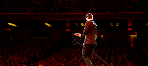 mulaneysbutt:John Mulaney’s mic cord choreography