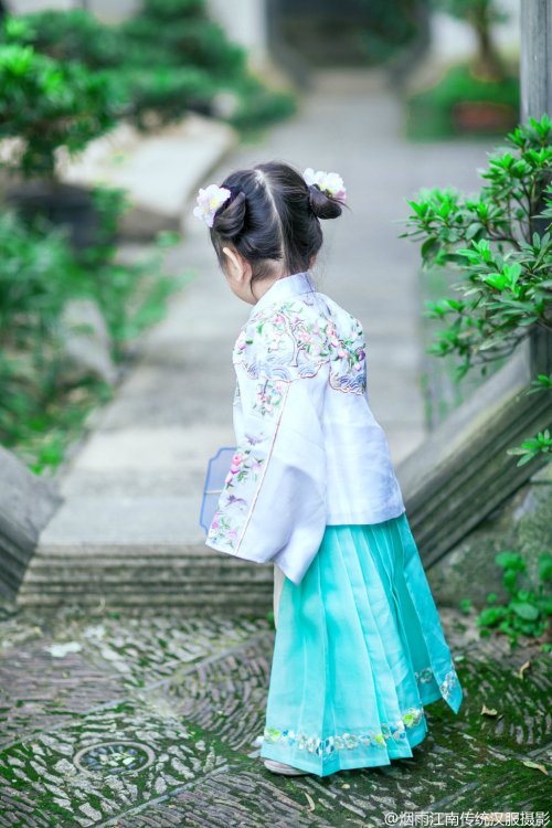 hanfugallery:little girl in traditional chinese hanfu by 烟雨江南传统汉服摄影 Upright-collar Aoqun/袄裙 from 裁云集