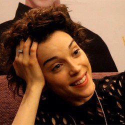 ifuckinglovestvincent:  via rolling stone brasil:  Hoje batemos um papo com Annie Clarke, mais conhecida como #StVincent! Veja a entrevista (e a crítica do show dela no #lollapaloozabr) em breve no nosso site.