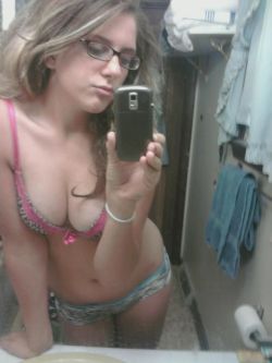 jenakrone:Excellent self-shot of beautiful cutie http://is.gd/u6j7ABePp8143wf