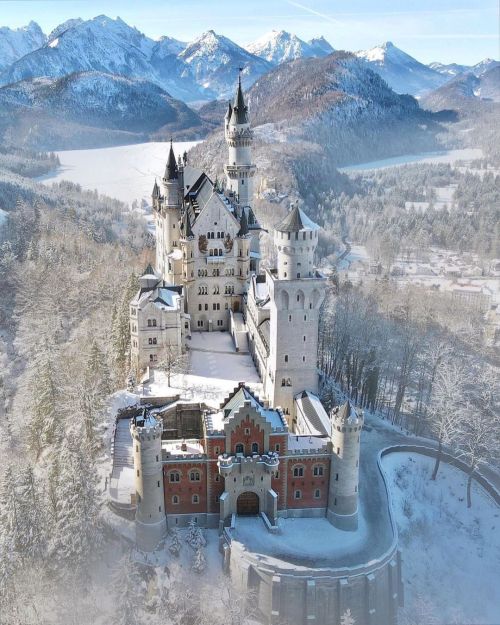 Das Schloss Neuschwanstein im Allgäu © @steffie_1982#bayernliebe #castle #germany #worldtravelboo