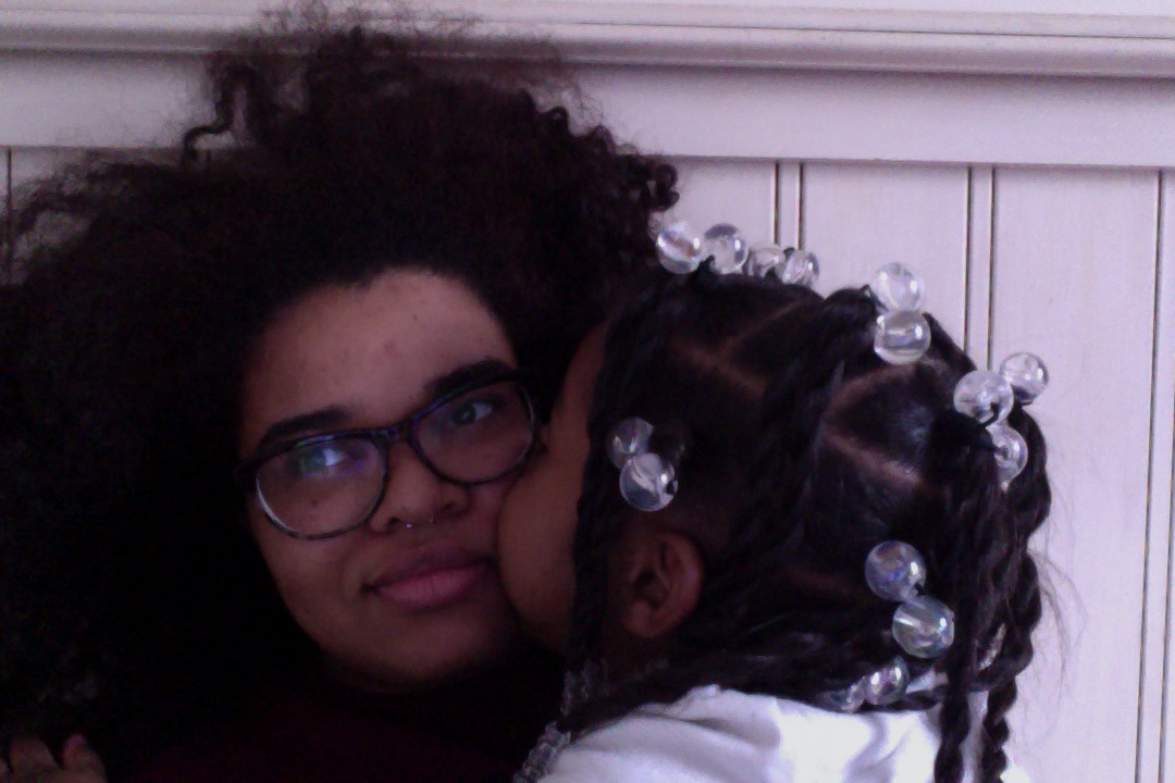 druganaut:  ohbrae: my niece is here for the holidays   The foot before her face