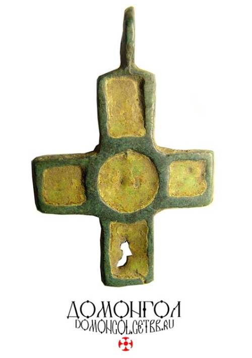 Крест четырехконечный равносторонний с кругом в средокрестии и прямоугольными концами. Углубления в 