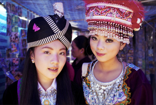 hmongthrills:  Hmong teens dressed in beautiful Hmong clothing.