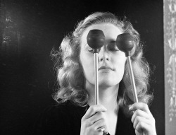 1944 : A heartless promoter made a small fortune until caught selling these drumstick-like gadgets, which were alleged to promote better vision if used to tap the eyes 200 times a day to improve vision. The balls are of semi-hard rubber and it is not