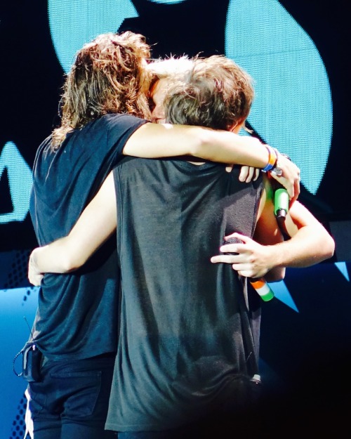 mediaville:  Niall’s birthday hug.1D OTRA TourFoxborough, September 12, 2015.