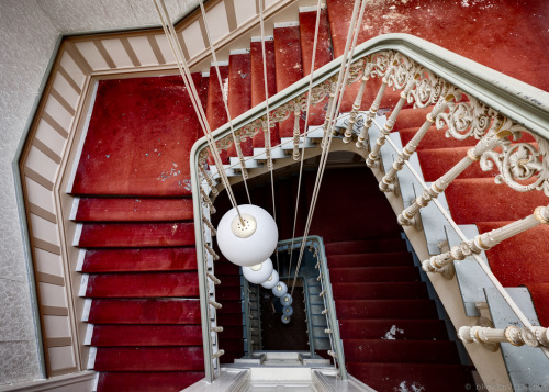 :  Abandoned hotel.By thebrokenview  