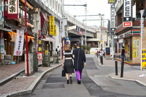 「上野界隈 - 55mm f2.8」パンダに赤ちゃんが生まれたってことで今日は上野界隈をブラブラ松坂屋は全力で喜びを表現しぶっ飛んだディスプレーでセールをアピールそしてアメ横界隈ではおおぜいの人が朝か