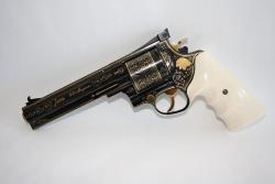 whiskeyandspentbrass:  Inlayed Janz revolver