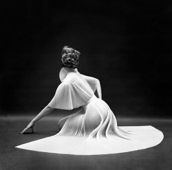 moda365:Carmen Dell'Orefice photographed by Mark Shaw for Vanity Fair 1955