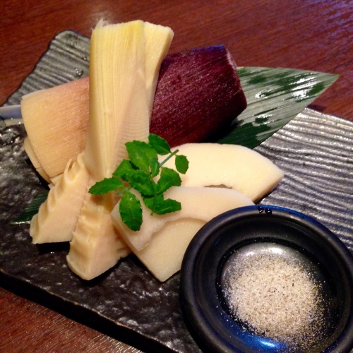 やきとり屋さんで、たけのこあっさり煮、枝豆のバター醤油炒め、やきとりはズリとネギマです。うまうまでした。Yakitori dinner!top left: Boiled bamboo shoots, 