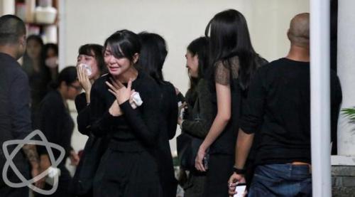 razgriz2520:  “Members from JKT48 were mourning at their late manager’s funeral.” JKT48 General Manager Jiro Inao (48), found dead by an apparent suicide at his house by his wife and maid yesterday. 