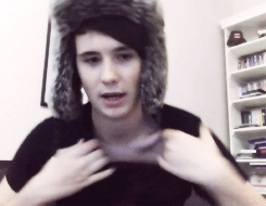  «Dan, show us your collar bones» 