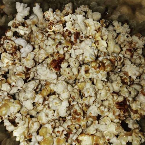 Selfmade Popcorn - gemacht mit Kokosöl und Agavensirup statt Öl und Zucker #popcorn #selfm